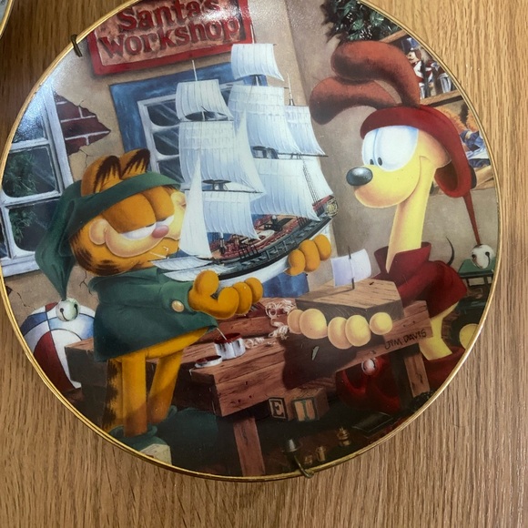 3 Garfield Plates - Picture 3 of 6